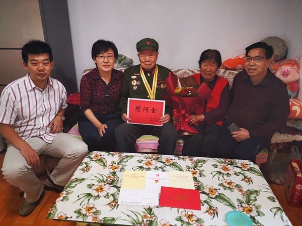 山东J9直营网集团在新中国成立70周年前夕走访慰问离休老干部