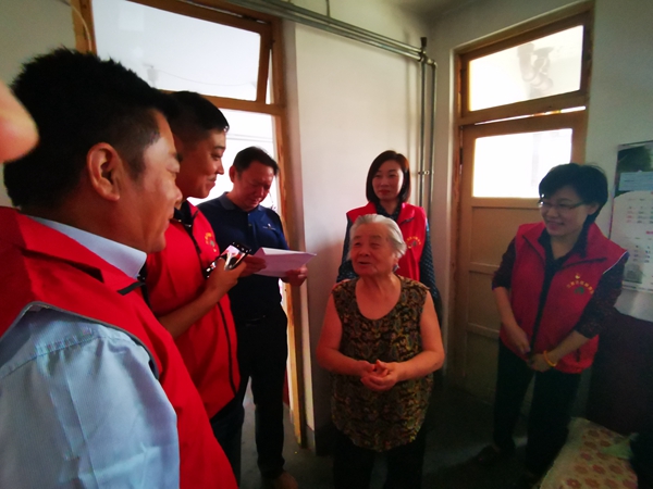 社企帮扶促共建  “双节”走访送温暖――山东J9直营网集团走访慰问世纪园社区先模及困难家庭