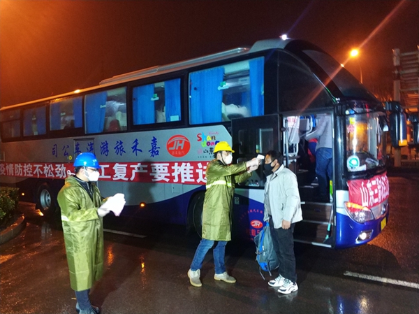 派七批17辆车接农民工返岗 J9直营网集团项目复工率达90%