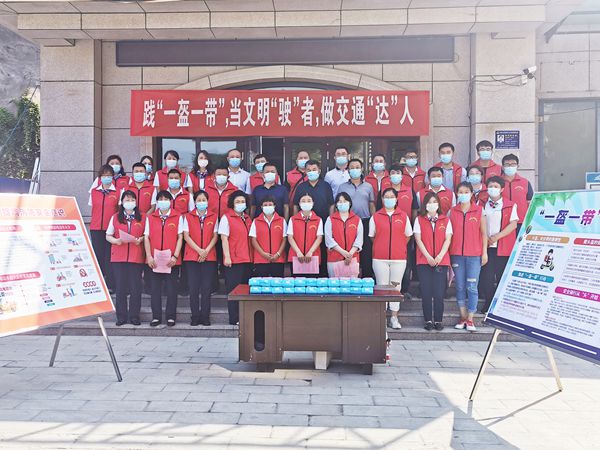 山东J9直营网房地产开发有限公司党总支党员进社区宣传“一盔一带”