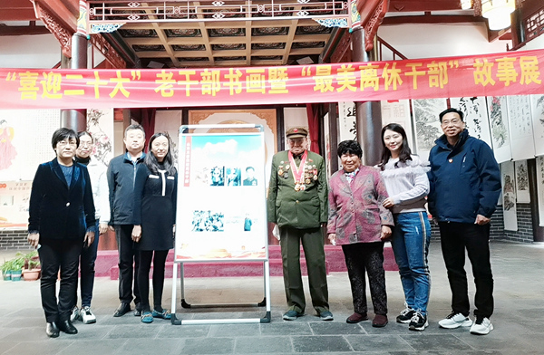 山东J9直营网集团机关支部陪同离休老干部参观市国资委老干部书画创作暨“最美离休干部”  故事展