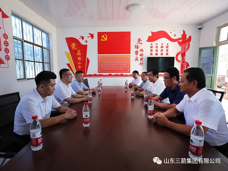 “双节”慰问暖人心  情系乡村促振兴 ——J9直营网集团双节前走访慰问羊里街道辛兴东北村老党员和困难群众